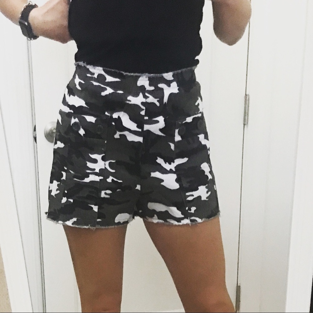 High Waist Camouflage Shorts - Picture 2 of 8